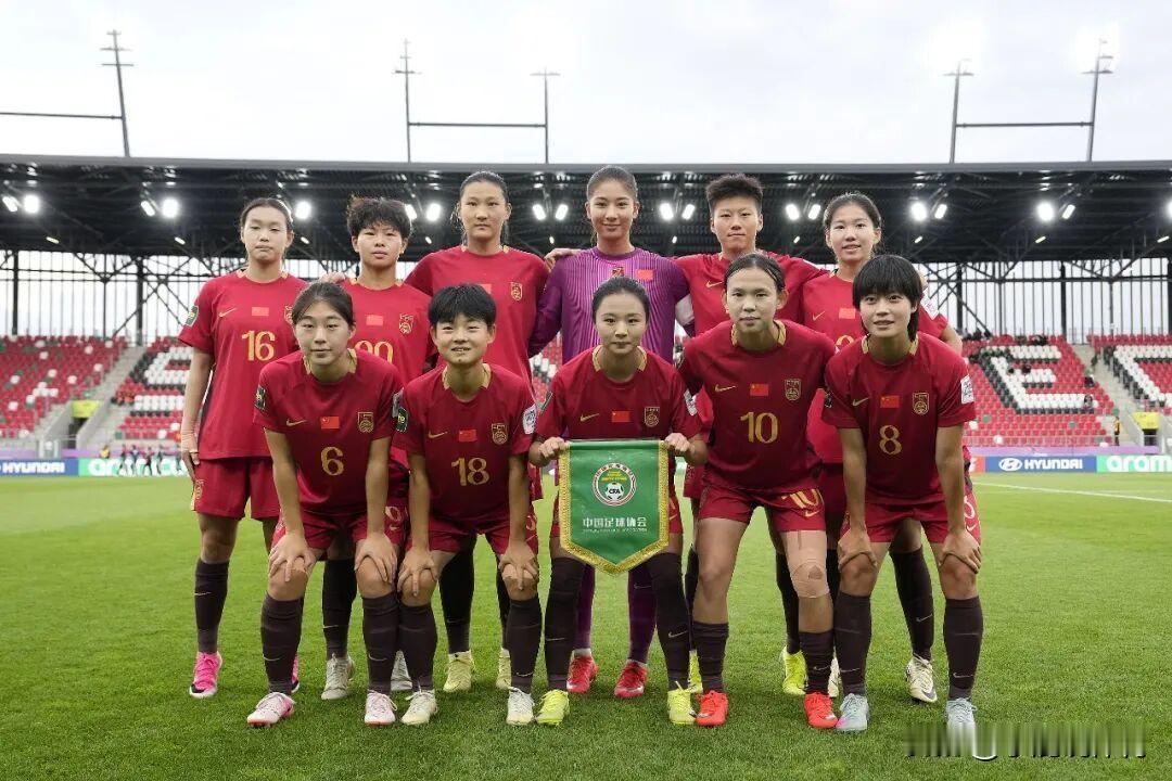 场边王军来回踱步，补时那几分钟，谁都看得出来气氛绷得很紧。
 
比赛临近尾声，尼