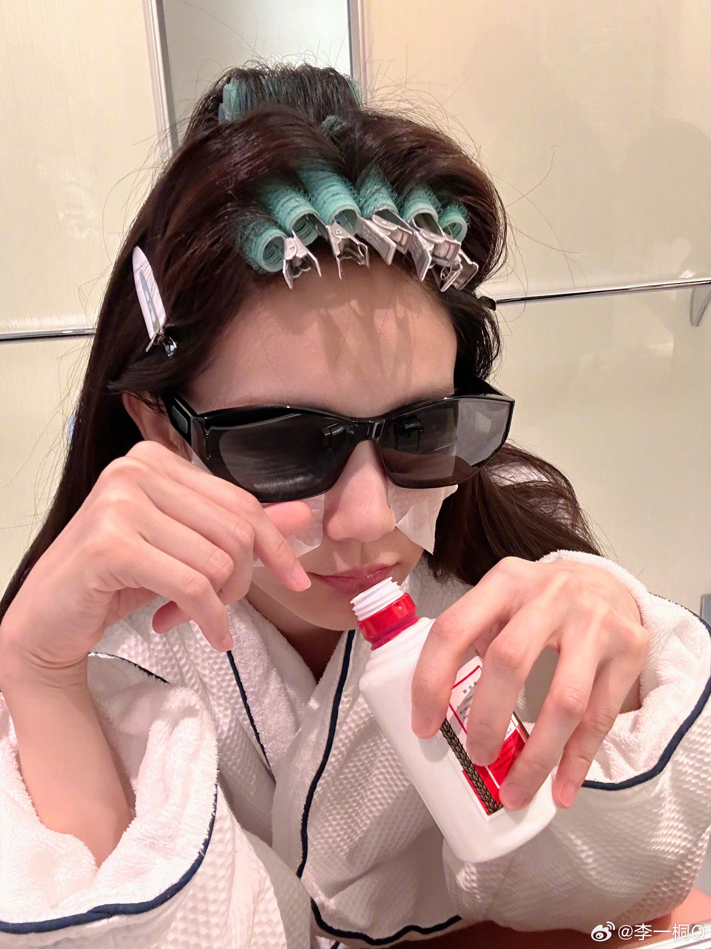 #李一桐喝茅台# 李一桐这美好的精神状态哈哈哈哈哈哈哈！出发前喝点儿小酒！微醺状