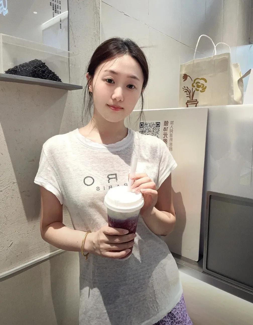 李刚的目光被一个优雅自信的女性深深吸引，她叫苏晴，是公司新来的项目经理。李刚不禁