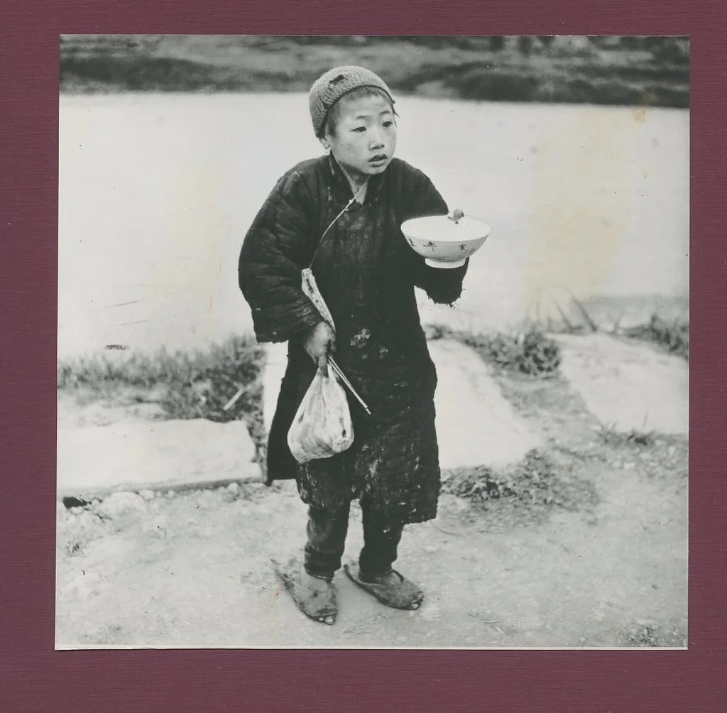 1946年，湖南饥荒，乞讨食物的孩子。