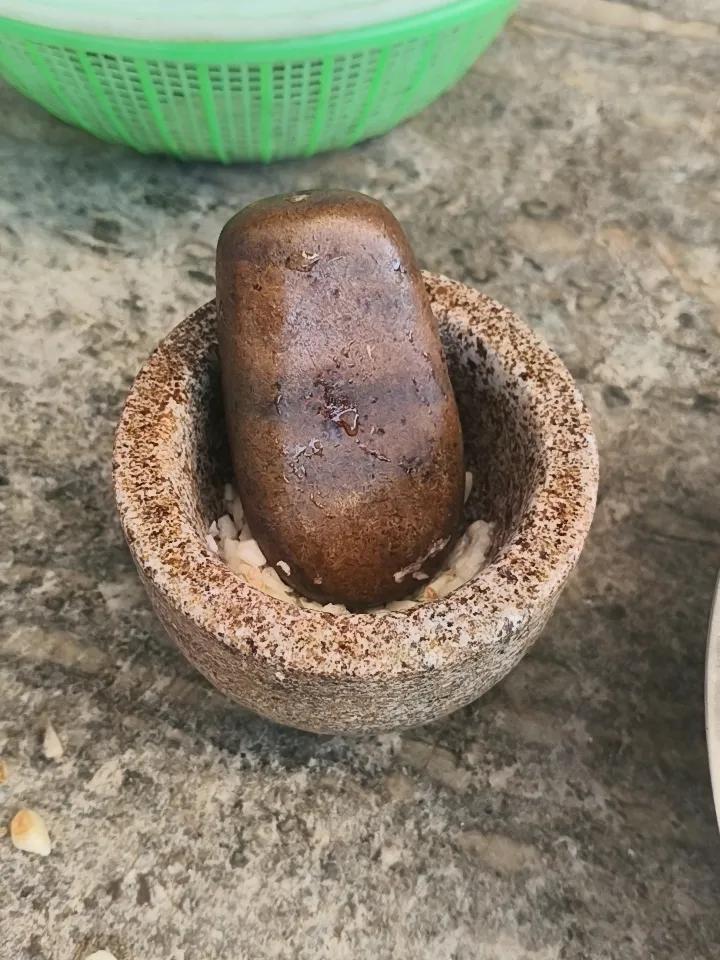 这就是用了几代人的蒜窝子，从我有记性时就用它！
这种砸蒜泥的工（器）具，你们那边