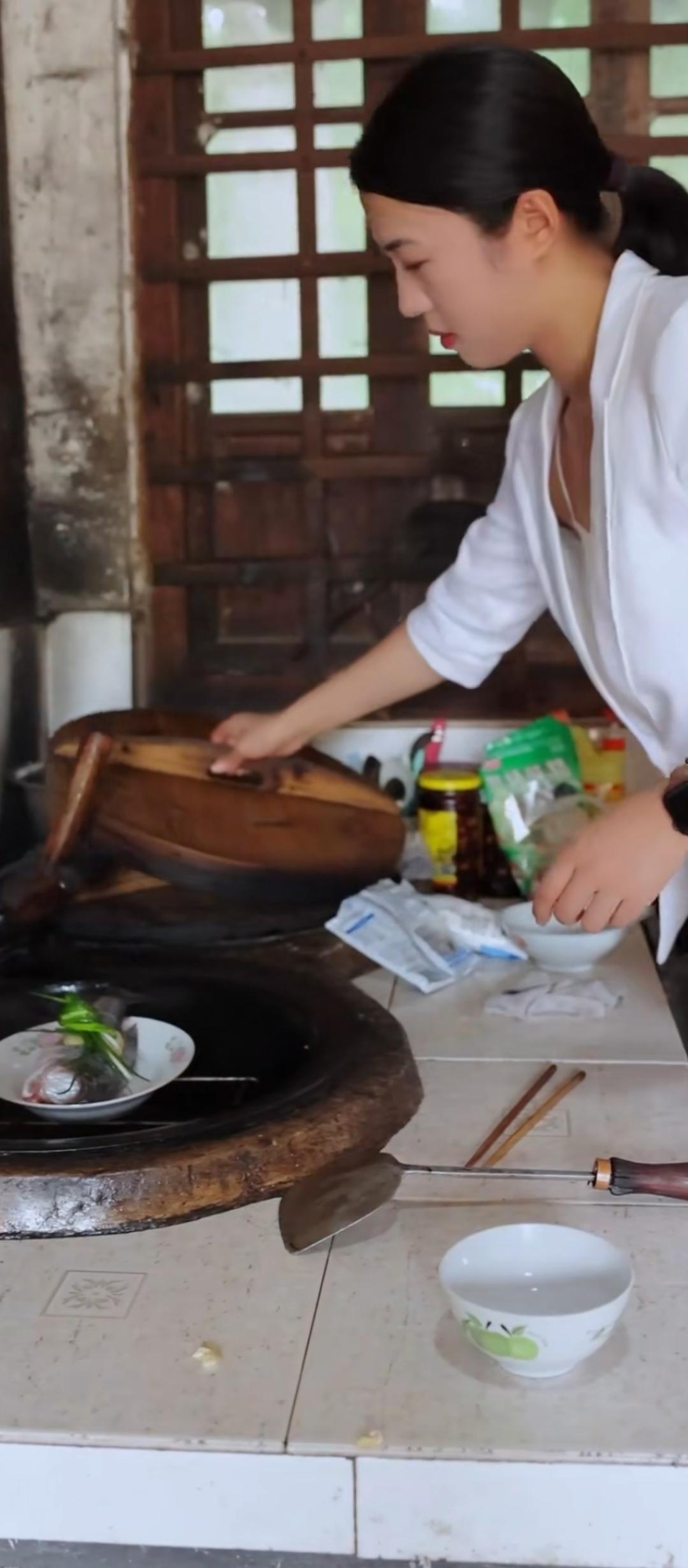 炉火熊熊，佳肴飘香。