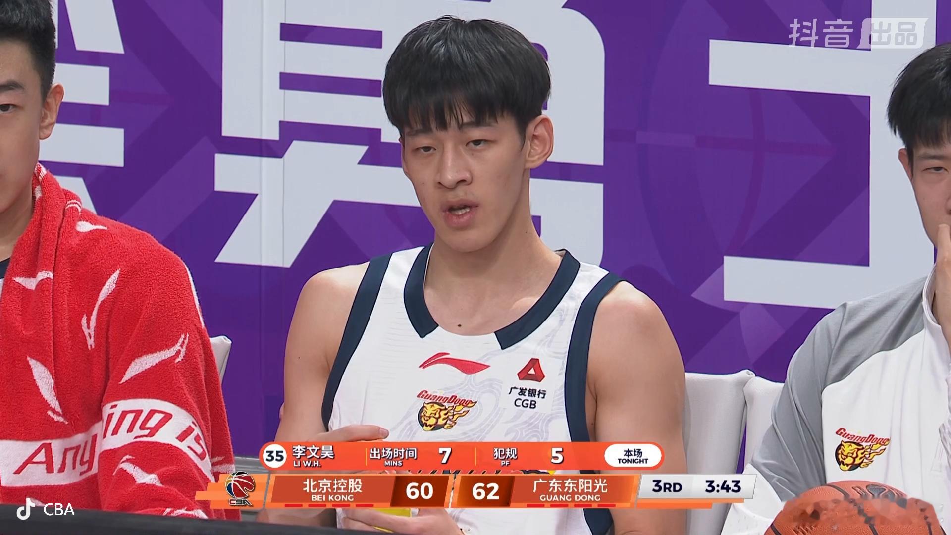 小将李文昊5犯毕业下场，贡献一次盖帽，年轻人这场交学费了，犯规赔得太快，不过主防
