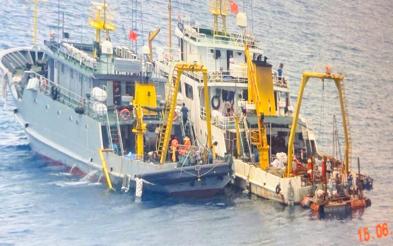 粤湛渔科6号科考船
拖曳海上钻探平台
深入