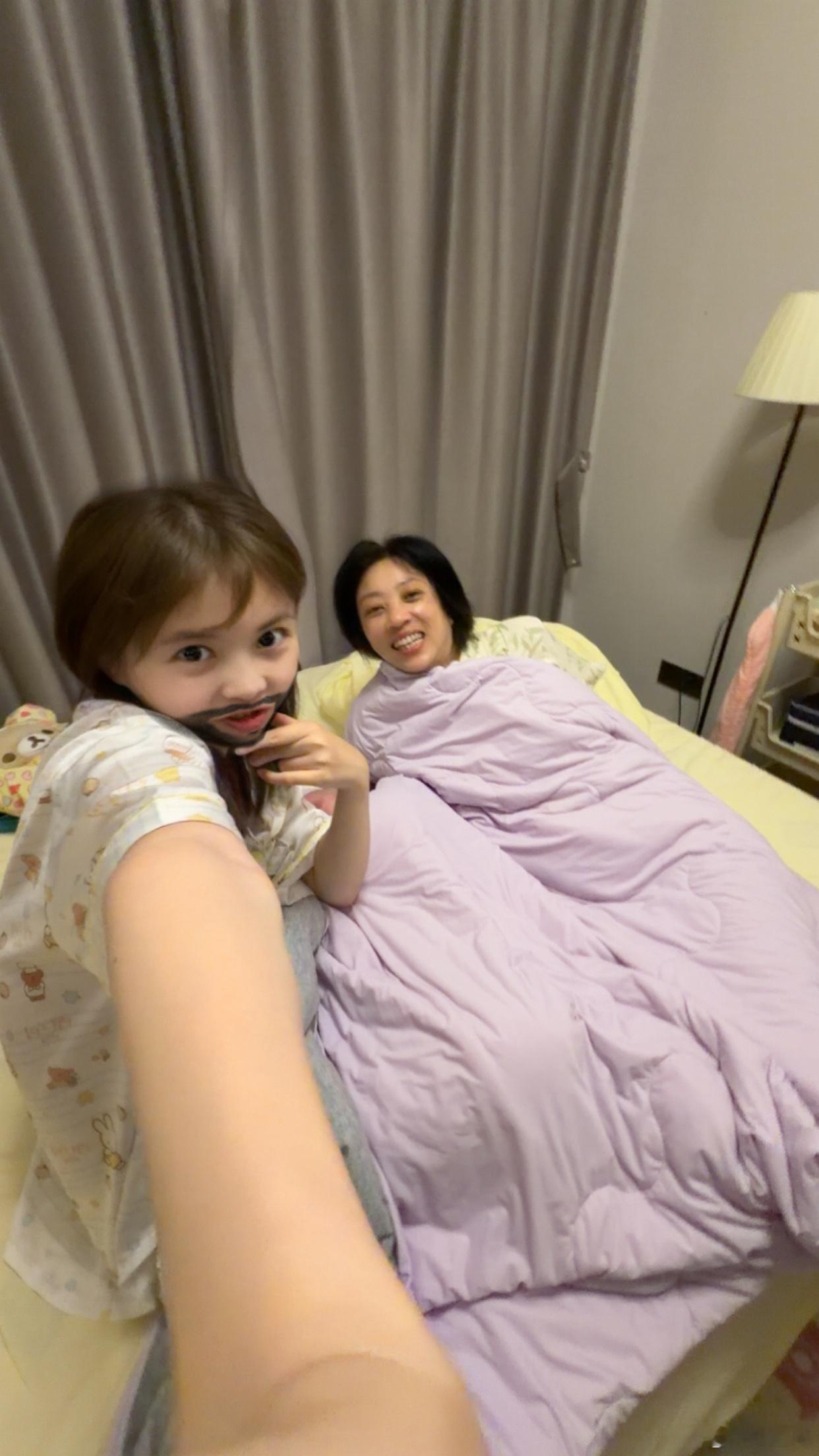 我妈买了一床夏季天竺棉的被子……好舒服……两个人抢着盖