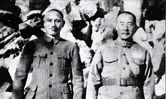 台儿庄战役时，韩复榘带领部队一直逃跑，不顾山东百姓死活，面对众人的指责，韩复榘却