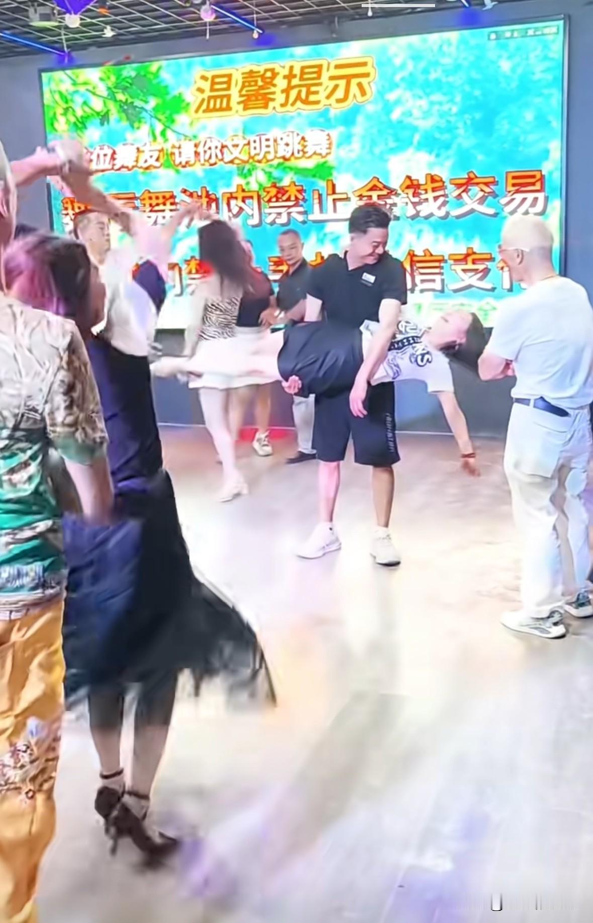 本来我是看穿黄裤子这个人跳舞，突然发现后面一对儿跳舞的，男的不知道为啥，突然把女