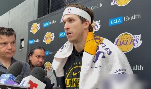 球队3-1领先，他却拖着拉伤一个月的腹部回来打季后赛。你告诉我，这是救火队员，还