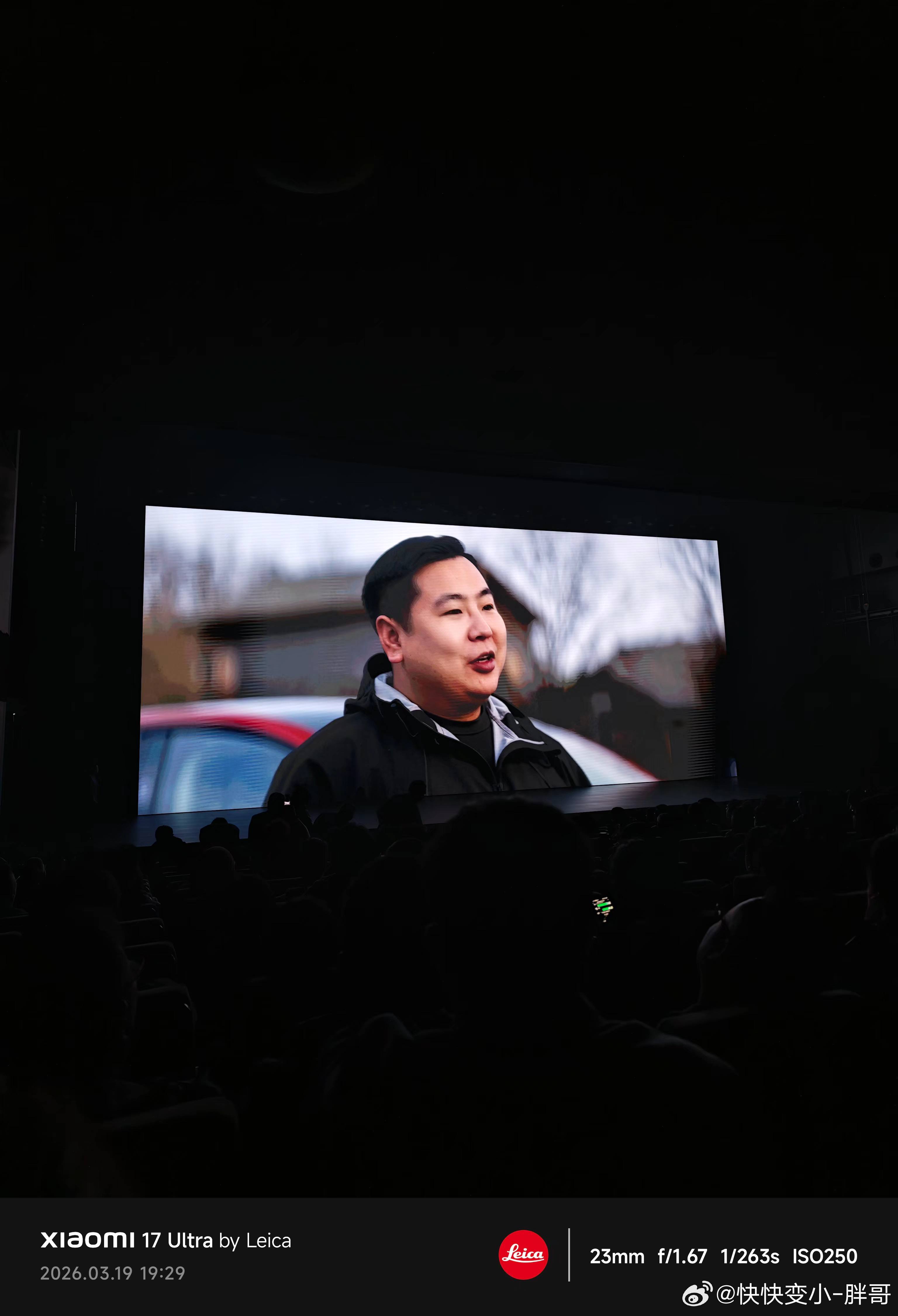 路过北京的一处苹果宣传图其实小米和苹果真的非常像都说苹果找的人不好看但是想想，大