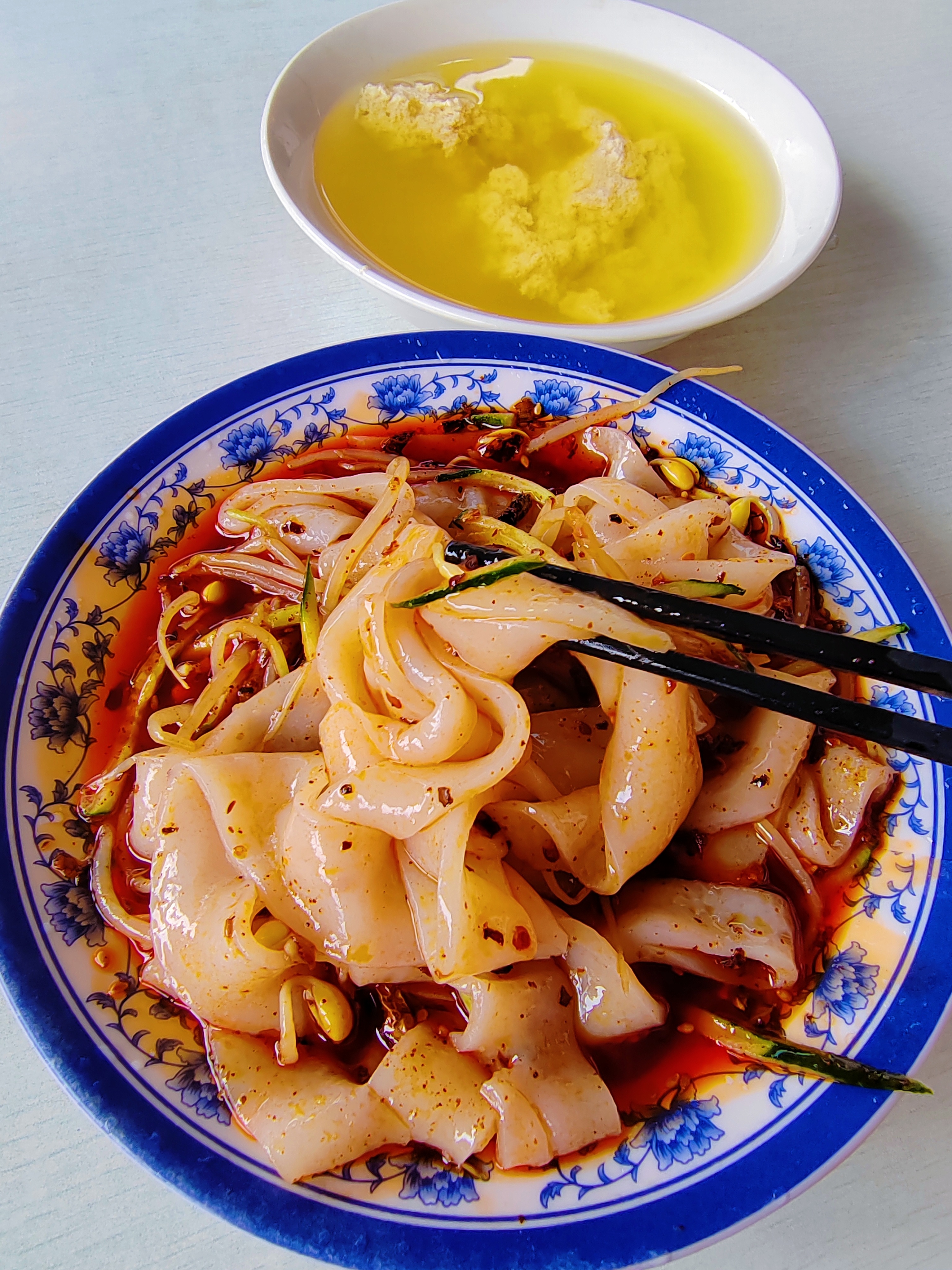 红亮辣子裹满米皮，一口沦陷汉中烟火味。 