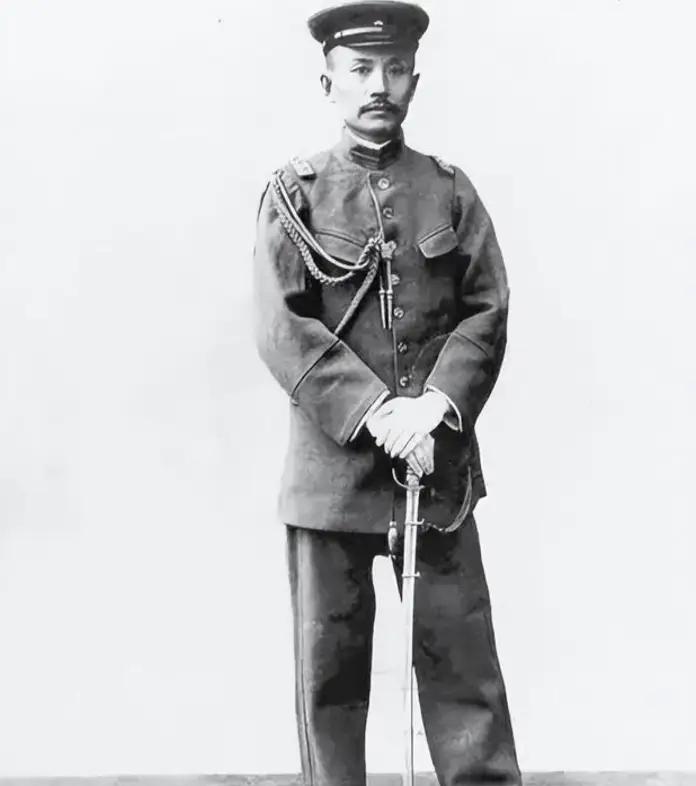 1928年，丁熙向蒋介石告密，暴露了朱德就藏在范石生军队里，于是，蒋介石下令，让