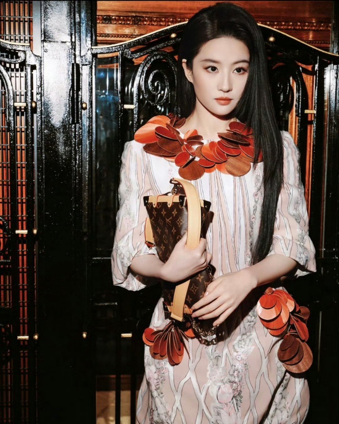 刘亦菲冷到攥拳头仍大方营业刘亦菲状态真的不错刘亦菲什么时候都很美 