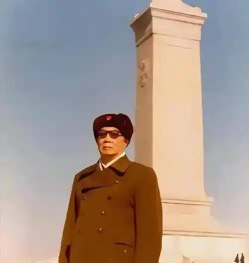 1964年元旦之夜，天安门城楼灯火璀璨。毛泽东主席健步登上城楼，走到群星闪耀的解