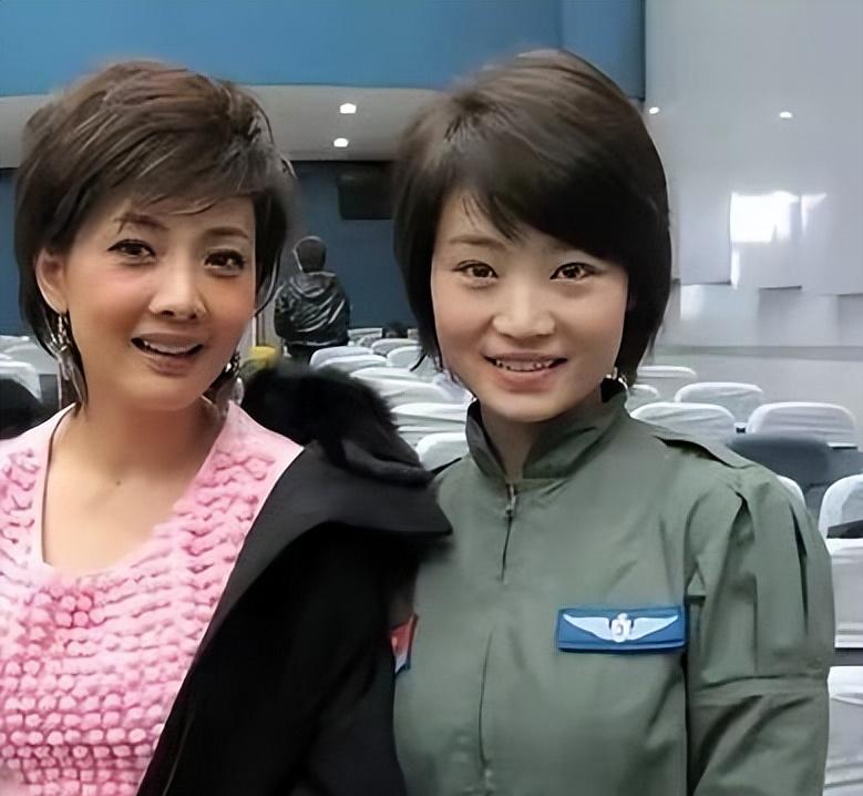 演员牛莉和烈士余旭，一张罕见的合影，这张照片拍摄于2010年春节前夕，地点在北京
