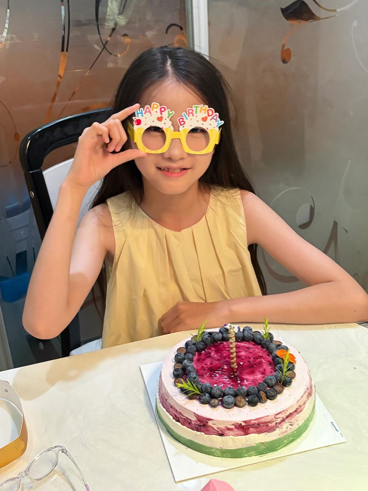 叮，又往可爱里长大了一岁～

今天没有流星，
但可以许愿‌的日子，
愿来岁有趣有