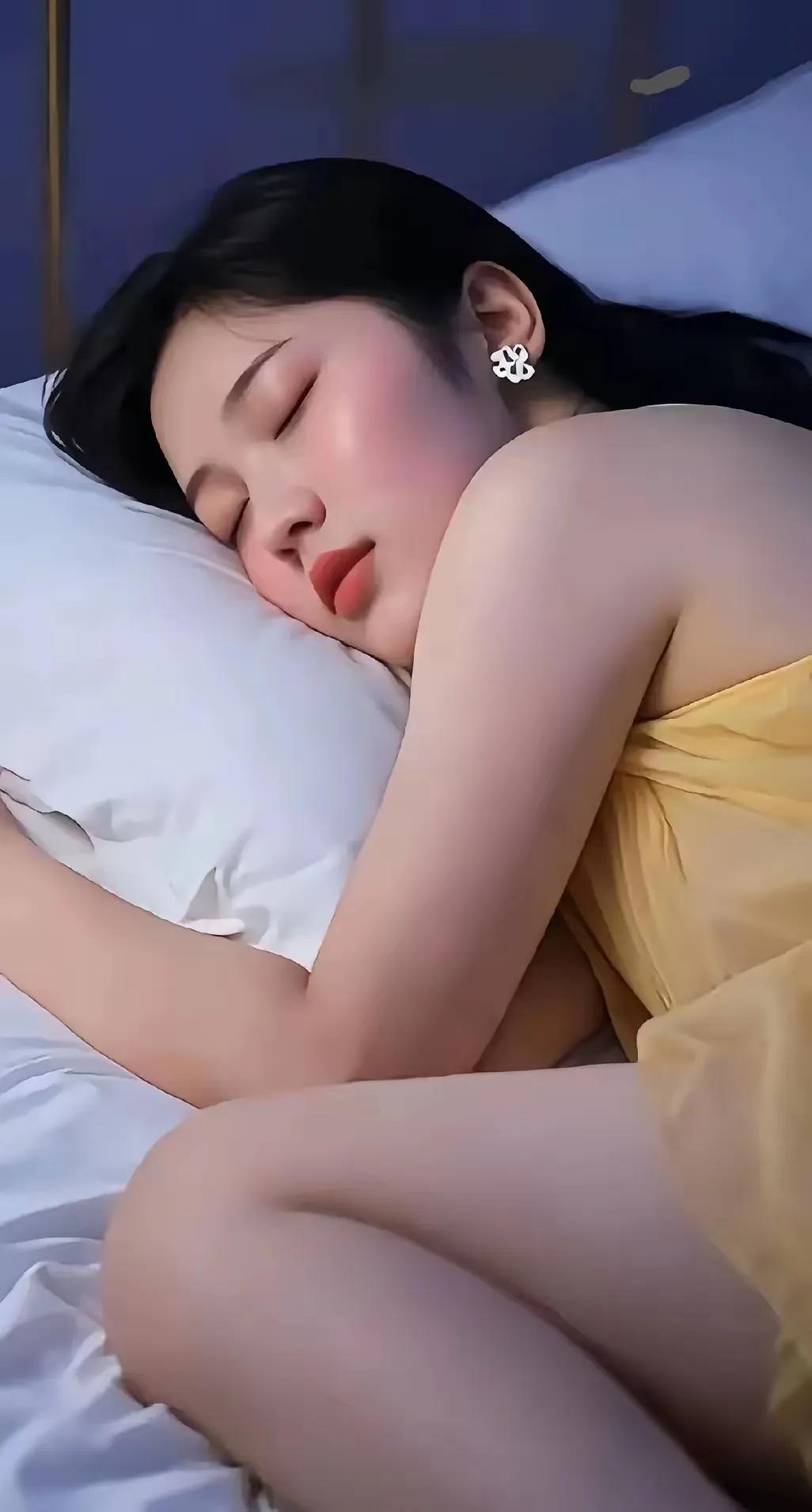 七律·夏梦
文/无冕诗人

枕簟追凉暑未捐，星河倒泻近床前。
荷塘忽化瑶池浪，柳