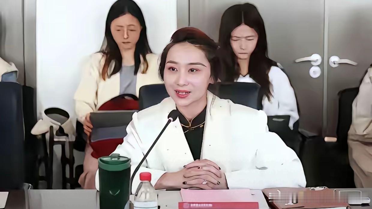 终于看明白了，为什么裴轶不敢写自己的本科，不是因为不出名，而是因为天津师范大学是