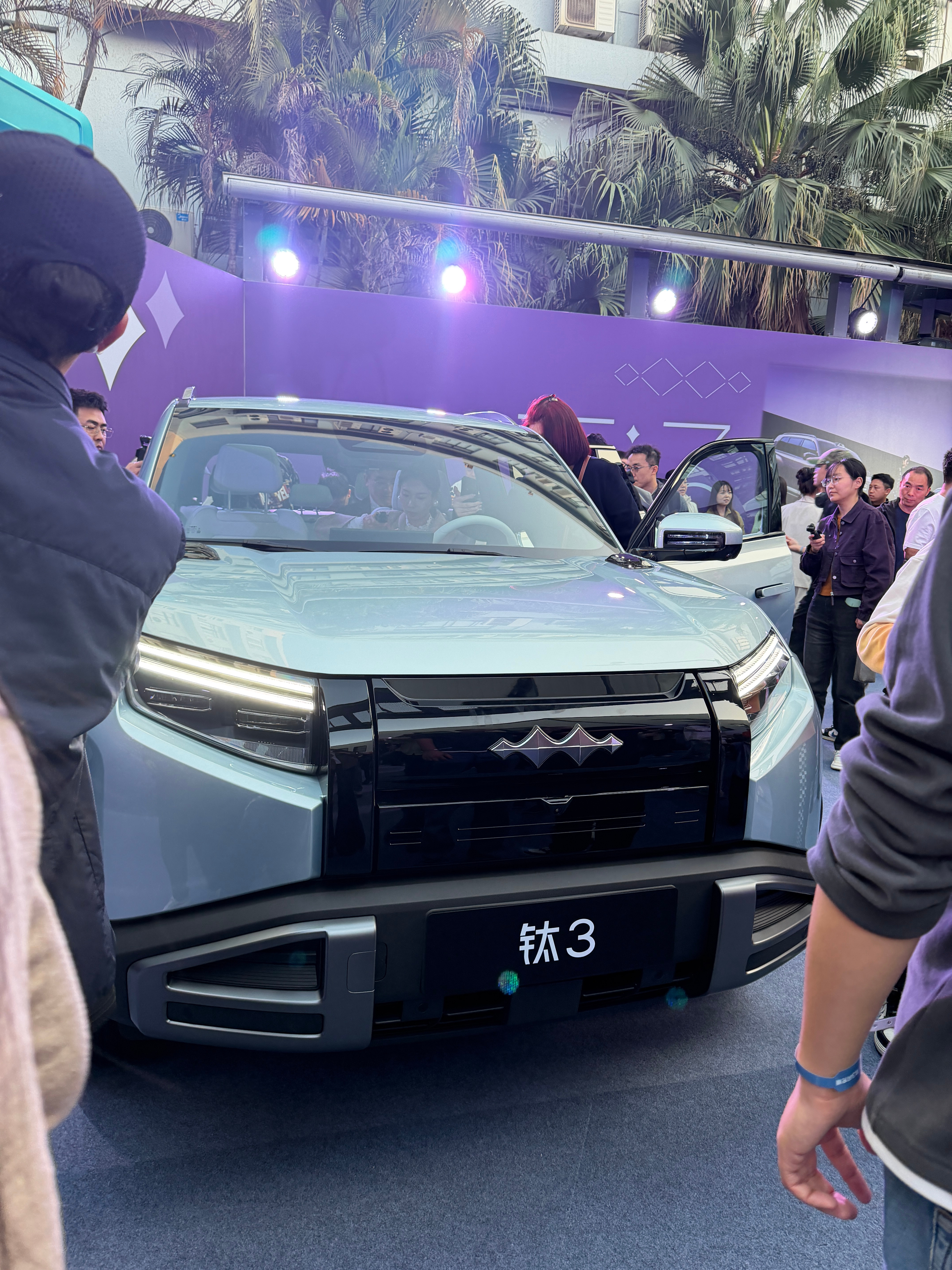 已经到方程豹钛3上市发布会现场了。好看、好开、好充、好玩，今年硬派纯电市场，这下