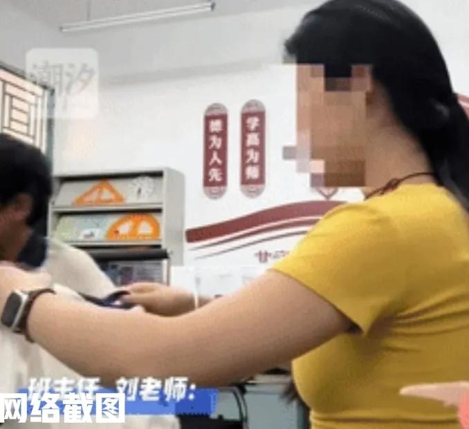 重庆有女老师看班有男生一直穿一件短袖。

此刻女老师还善意的提醒男生要勤换洗，但