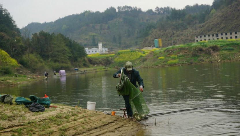 
当代钓鱼人的现状，钓友：很真实了。
开着5000快的车，装着3000块的钓具；