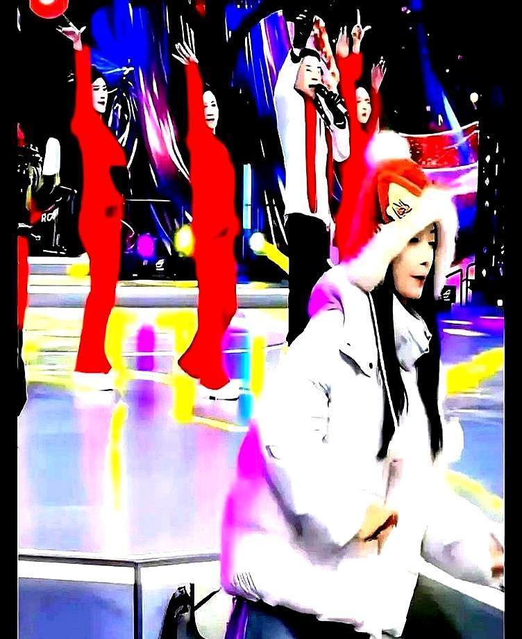 她脱下羽绒服那晚，吃尽了流量红利。
全网都在转她给郭有才伴舞的卡点视频。
风口上