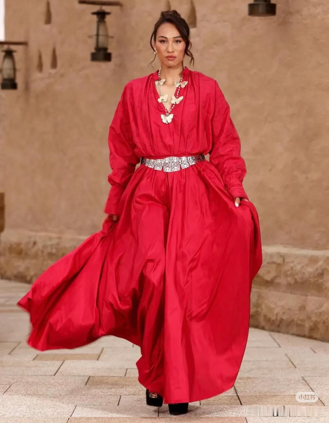 郑钦文这一身礼服来自Dior，我一直以为这是完整一条红裙子、其实分开的
上衣23