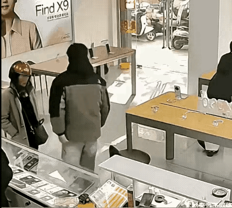 儿子执意买折叠屏高端手机，要花母亲数月工资，怒摔旧机后，母亲终究含泪妥协

儿子