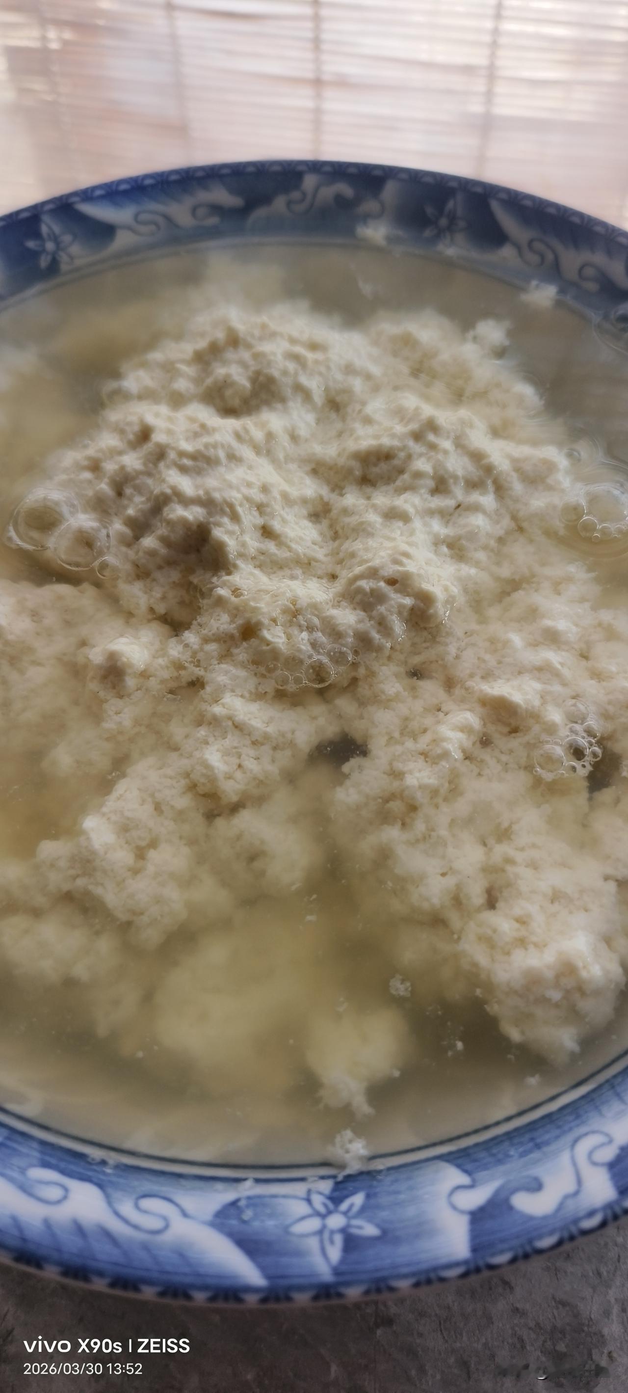 如今我总算明白重庆人为何爱吃豆花了。它甜润嫩滑，浇上油泼辣椒，撒些小香葱，入口即