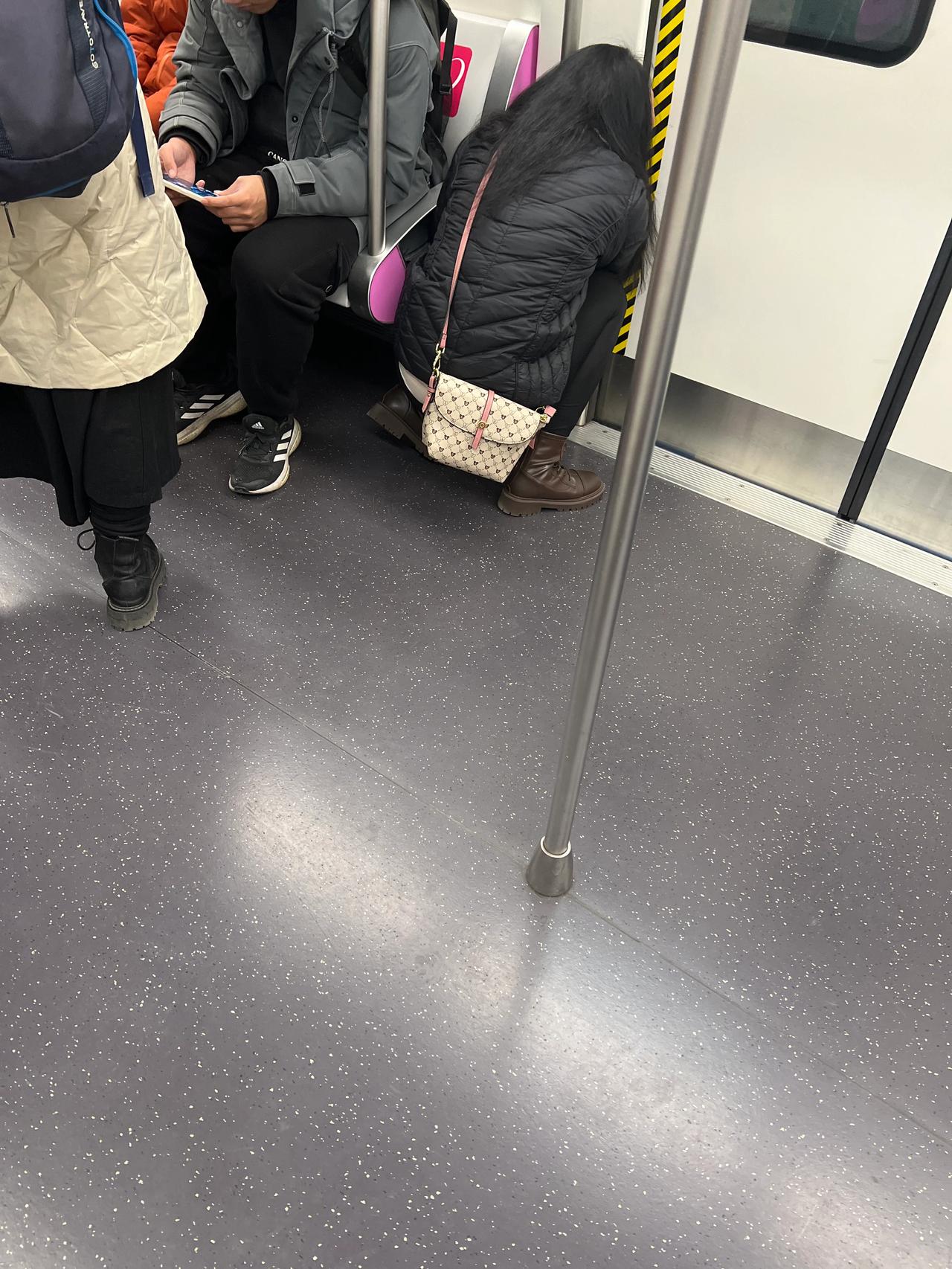 地铁上，一个女性蹲在地上，边打电话边痛哭，听得出，对方是个男人的声音，女人反复说