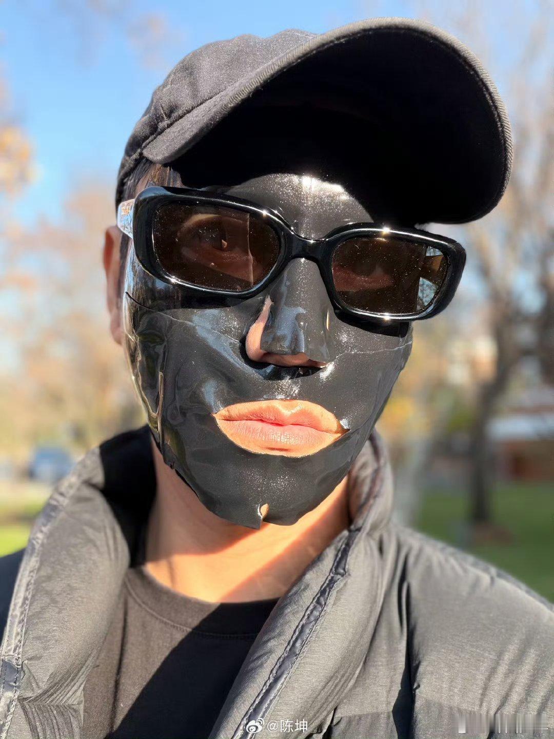 陈坤敷黑色面膜反差感拉满！乍一看自带