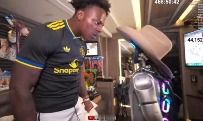 “甲亢哥”直播中暴力损毁人形机器人Rizzbot，反复击打面部、锁喉按倒、摔至地