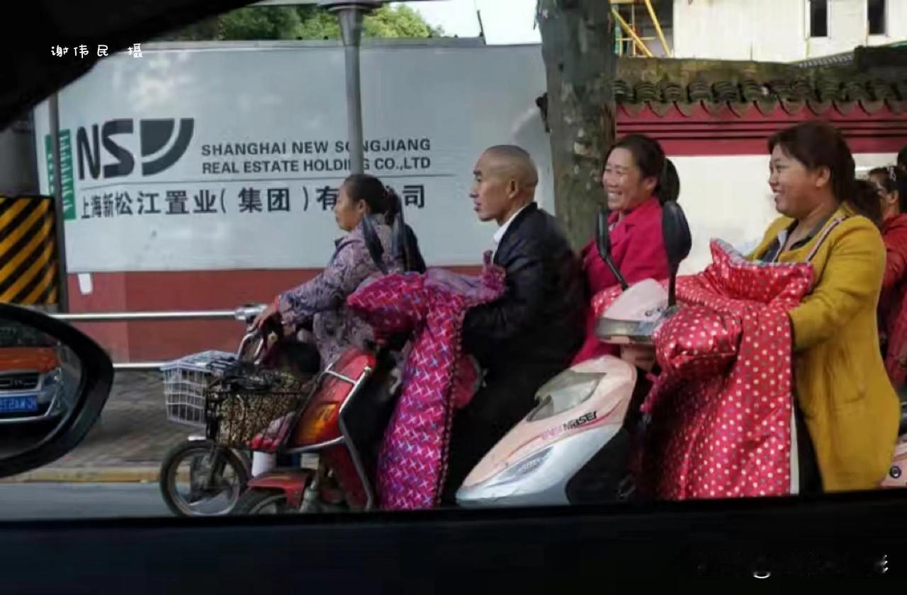 大雪时分的下班路上。  （ 摄于上海松江人民南路 ）。