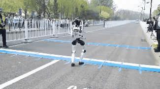 机器人马拉松比赛，刚开始就粉身碎骨了？还有待改进[大笑]