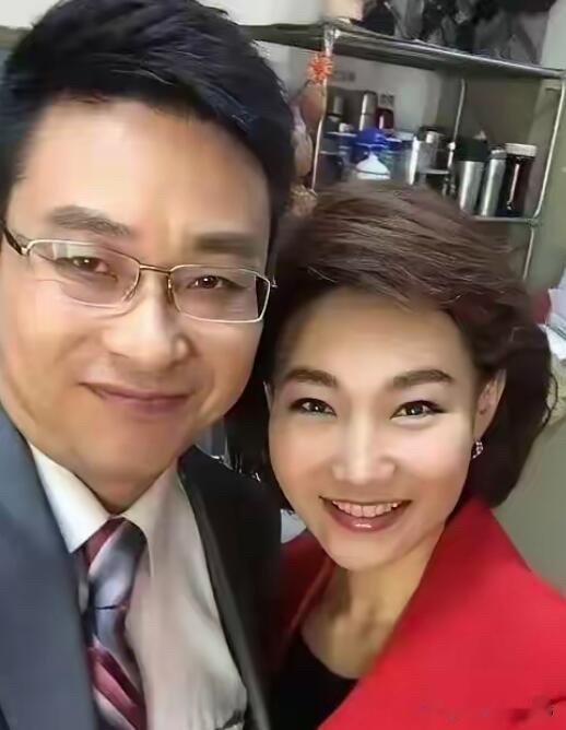 这两位主持人好可爱啊，完全没有偶像的包袱，不过他们年龄不小了，这样的怼脸拍能够扛