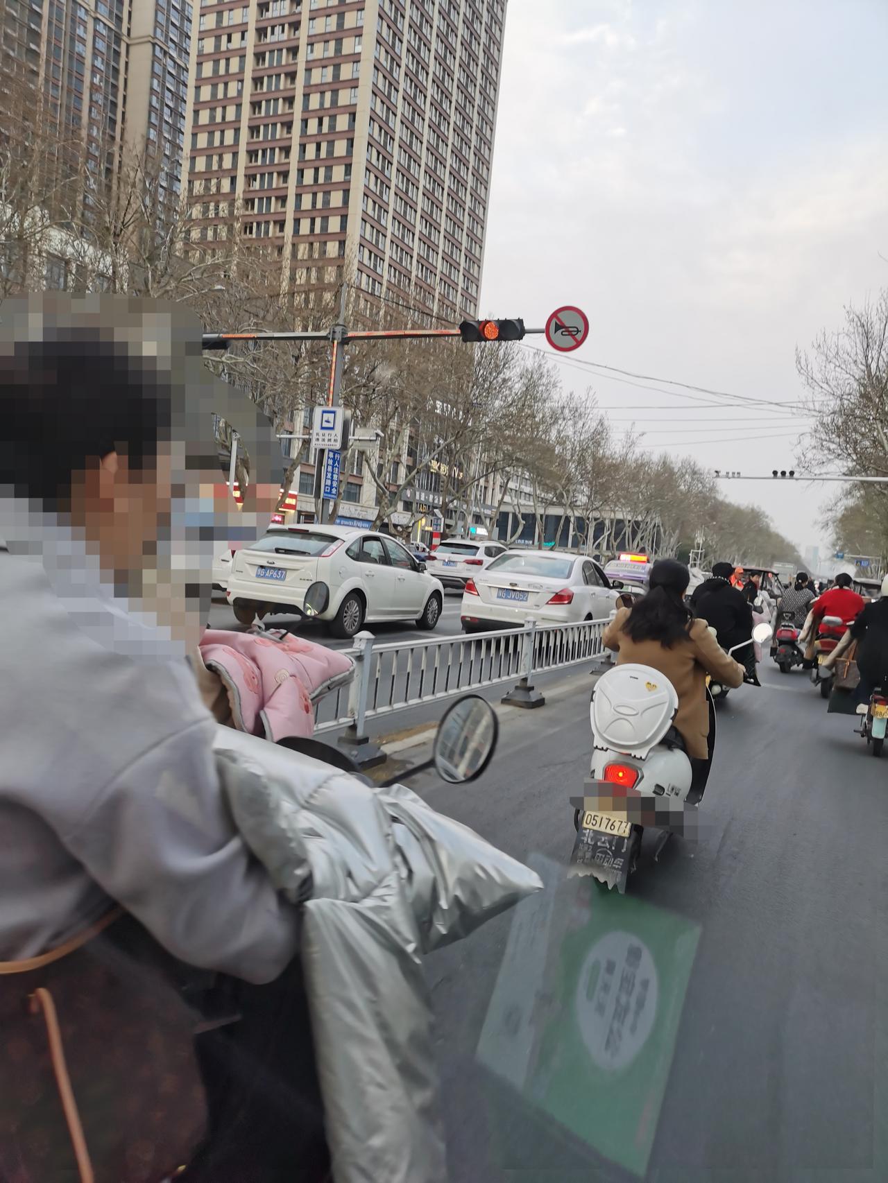 “你站在那里，到底是过不过斑马线啊，我的祖奶奶！”面对路边犹豫不决的老人，外号“
