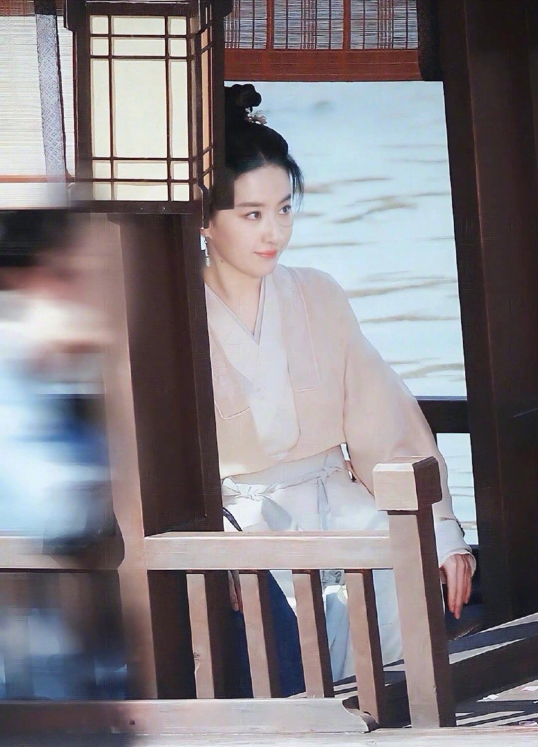 上一秒：手机先吃下一秒：被发现了要不要开溜 刘亦菲自拍发现被拍的反应