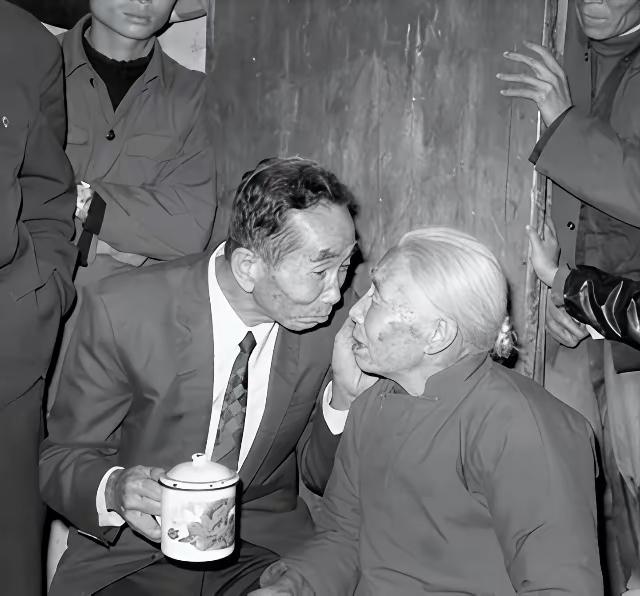 1983年，台湾老兵柳卓寿以旅游为借口，从台湾前往美国、日本等国，最终回到了他出