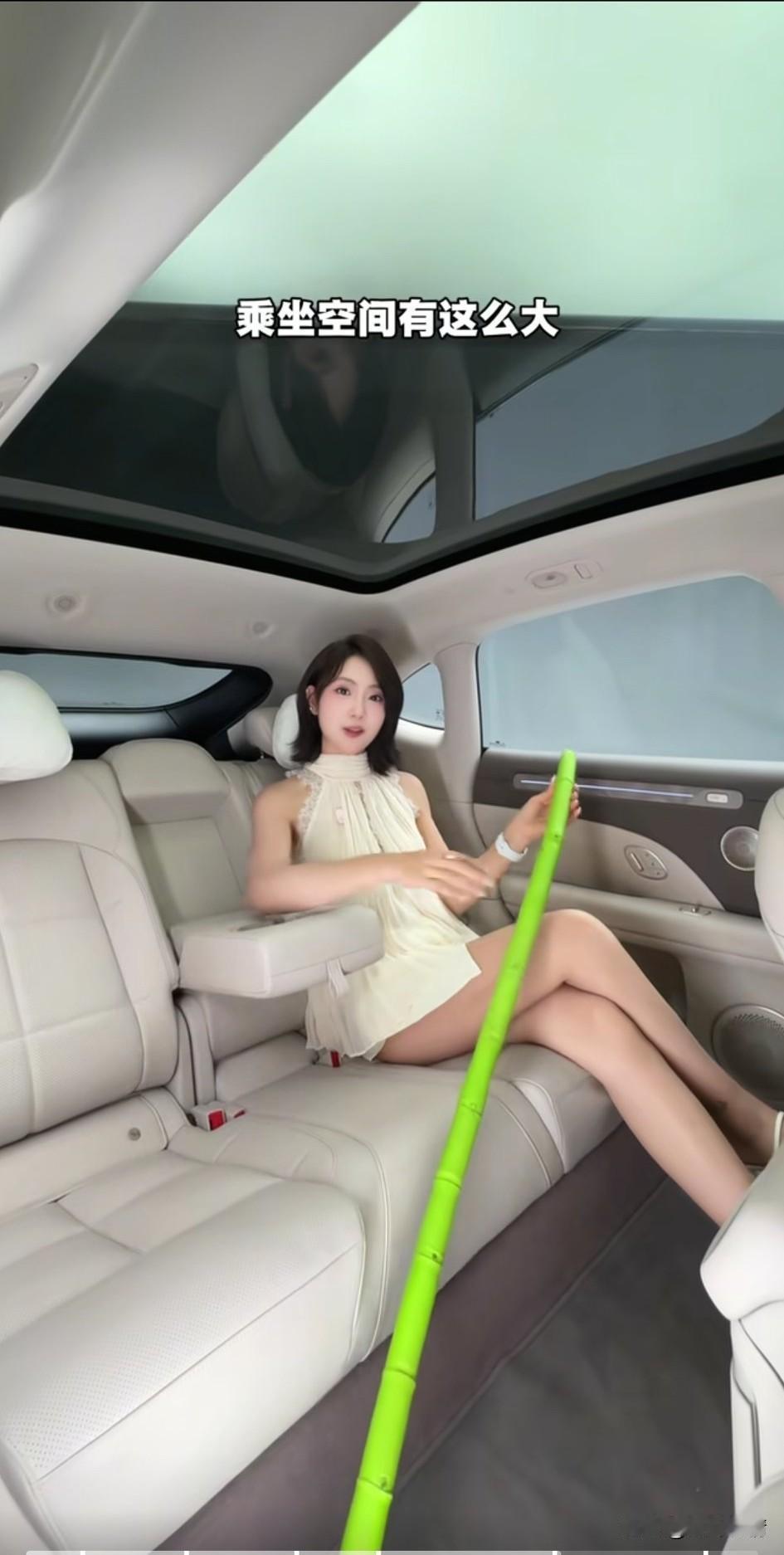 万万想不到智己LS6 空间居然这么大,
美女直接用竹子开始了丈量，
她可是车圈有