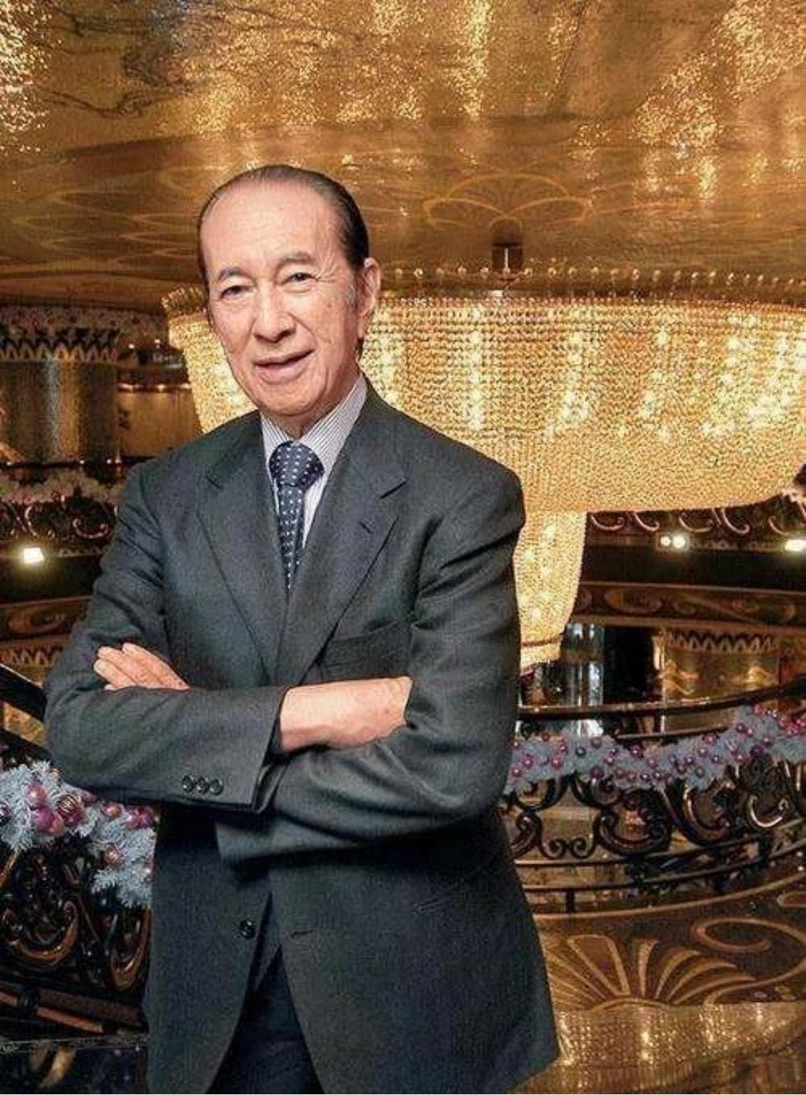 13岁的何鸿燊去补牙，牙科医生是他熟悉的亲戚，亲戚问他：“有钱补牙吗？”何鸿燊说