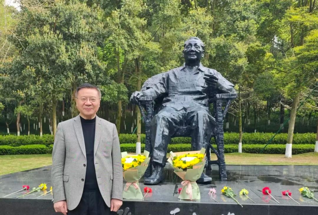 张维为教授做过翻译，这是大家都知道的。

前不久，张教授去了四川广安一趟。
广安