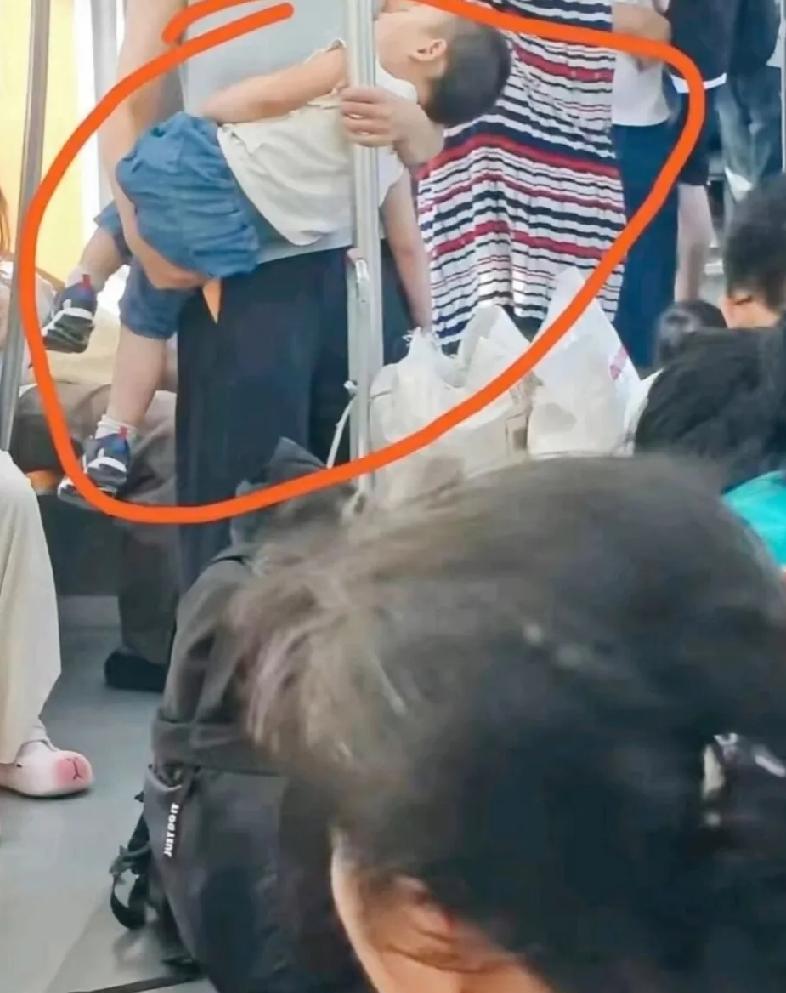 如果当时你在场，你会漠视还是礼让？

一位站着，一只手怀抱熟睡孩子的父亲，另一只