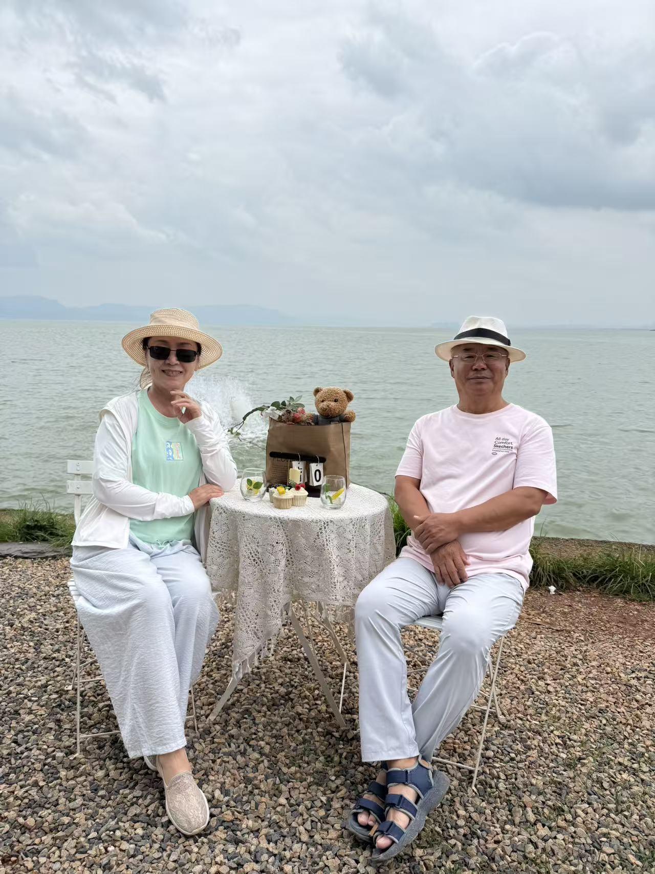 半倚古屋，半醉湖光

午后，偷得浮生半日，与妻静坐滇池畔。身后是海晏村的老墙，黄