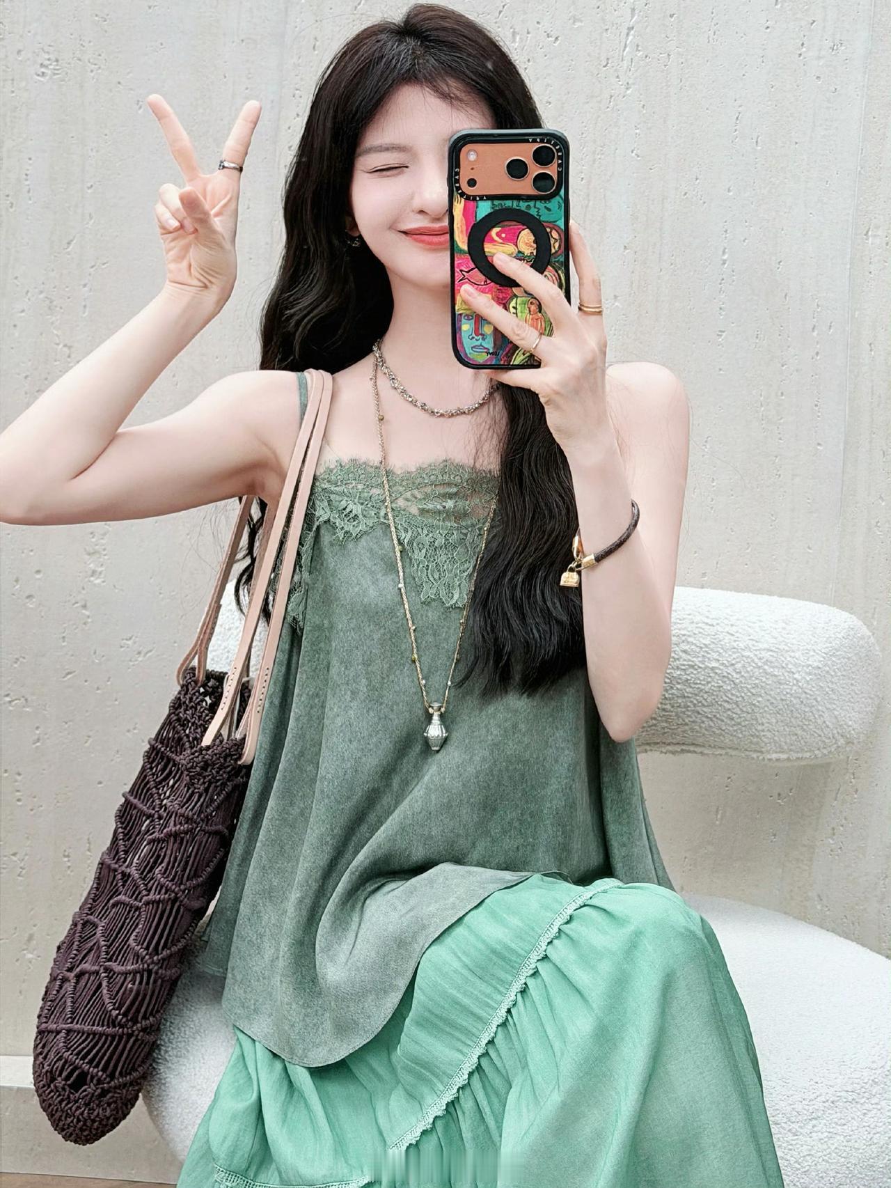 超特别的真丝吊带 嘎嘎有女人味～
有没有戳中你的心巴[吐舌]
还有一个有袖版 ​