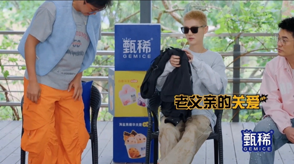 邓超给鹿晗递衣服真是暖心的“超爸”，时刻照顾小鹿，不担心自己冷，就怕鹿晗冷 