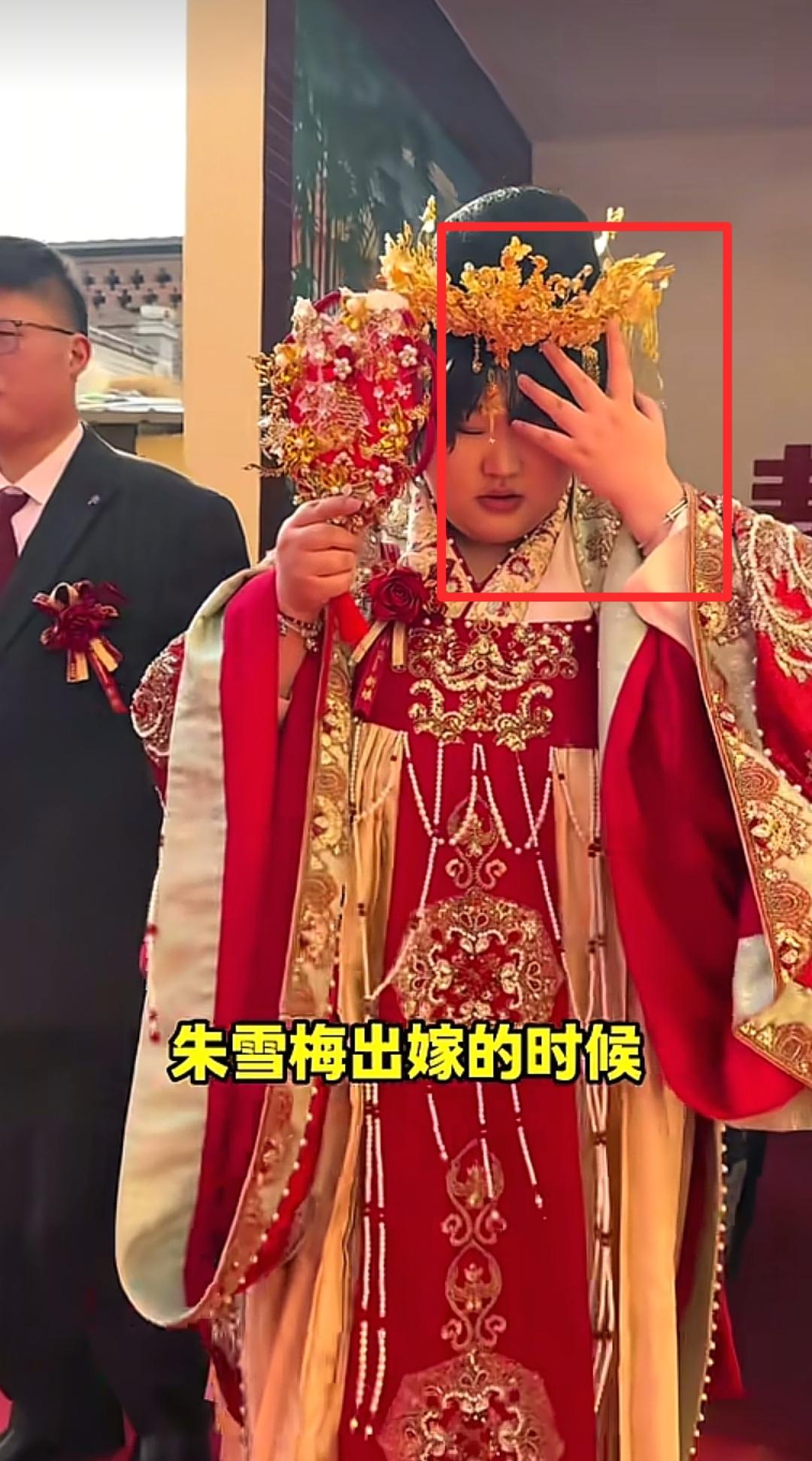 大衣哥嫁女婚礼上的糊涂人！
不是大衣哥
也不是新郎，而是为新娘盘头发的化妆师，新