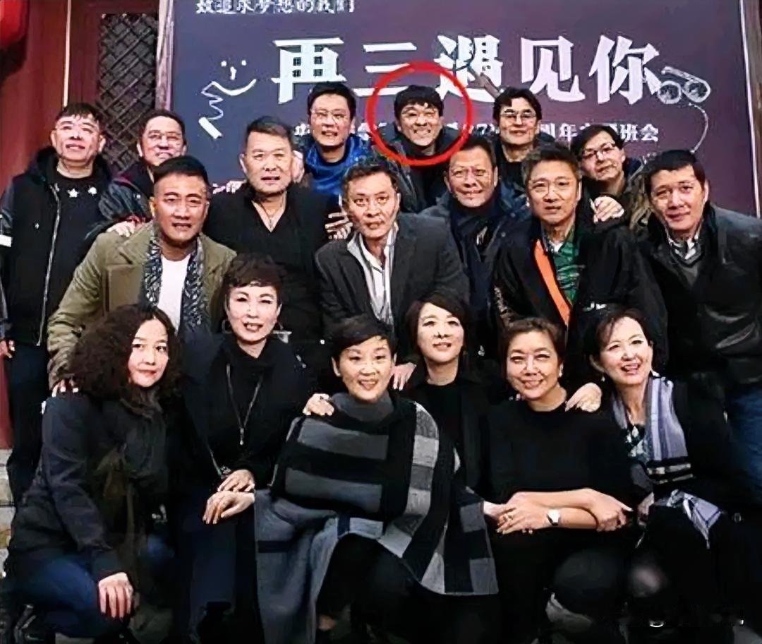 后排就认得出演员何冰，中间只认得出胡军、王斑。前排有徐帆、陈小艺、江珊。而前排最