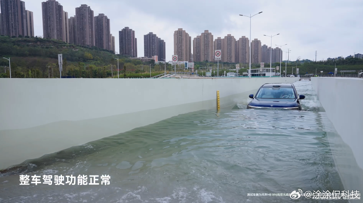 起初我是被问界M8的新车色瑞红和湛蓝圈粉的，配上21英寸耀影轮毂和百万像素大灯，