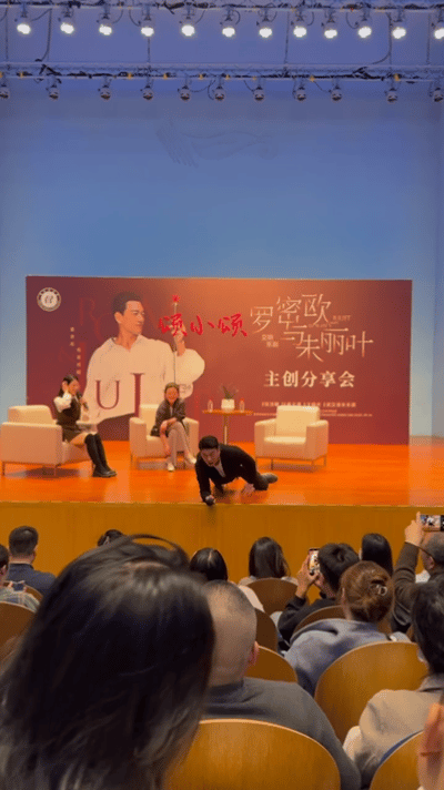 王耀庆趴在地板上和观众交流 原来这是在和小朋友沟通啊，零距离的平等对话，好贴心的