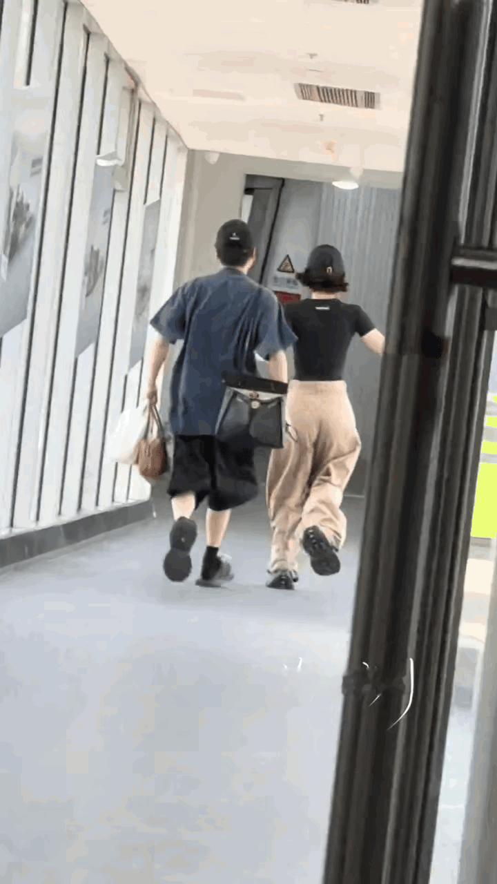 唐艺昕赶飞机也不忘和粉丝挥手，不知道是由于阔腿裤厚底鞋的缘故还是本身走路就这样，