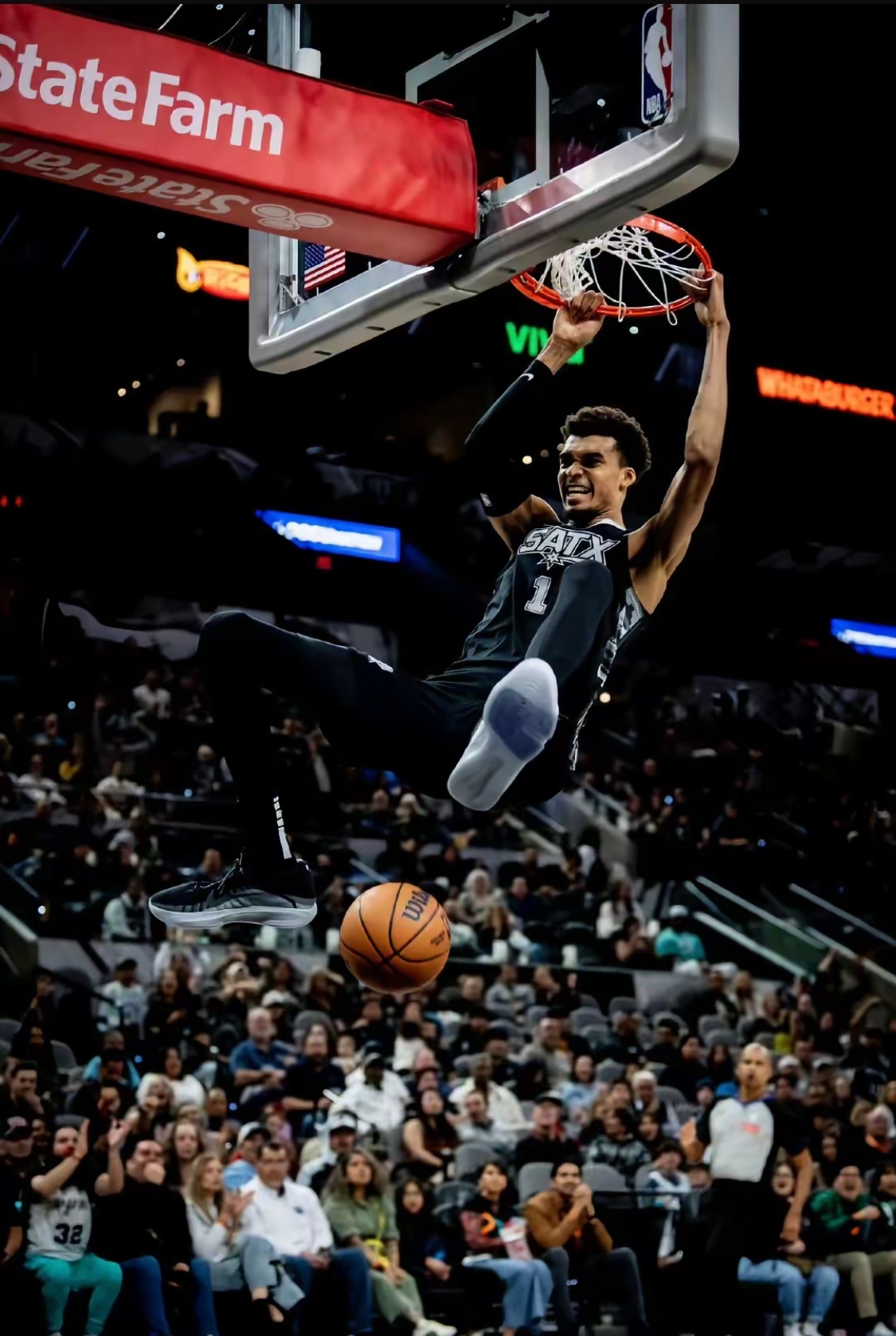 4月11日讯 马刺139-120大胜独行侠。赛后，马刺球星文班亚马接受媒体采访。